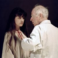 Peter Brook (d.) dirige Romane Bohringer (g.) lors de sa mise en scène de "La Tempête" de Shakespeare, le 11 juillet 1991, pendant le 44ème festival d'Avignon. Les mises en scène de Shakespeare par P. Brook sont célèbres pour leur épure.