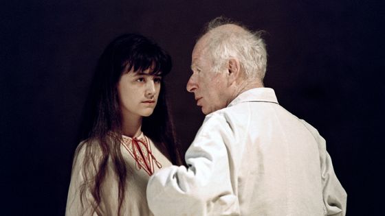 Peter Brook (d.) dirige Romane Bohringer (g.) lors de sa mise en scène de "La Tempête" de Shakespeare, le 11 juillet 1991, pendant le 44ème festival d'Avignon. Les mises en scène de Shakespeare par P. Brook sont célèbres pour leur épure. ©AFP - GEORGES GOBET / AFP