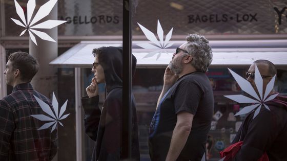 Des gens font la queue pour entrer dans MedMen, l'un des deux magasins à Los Angeles qui ont commencé à vendre de la marijuana à des fins récréatives en vertu de la nouvelle loi sur la marijuana en Californie, le 2 janvier 2018 ©AFP - David McNew / Getty Images North America