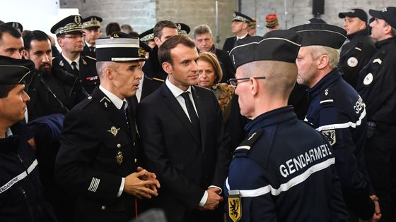 Emmanuel Macron avec les forces de l'ordre à Calais ©AFP - DENIS CHARLET / POOL / AFP