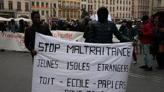 Des manifestants et des migrants défilent à Lyon avec une bannière : "Stop maltraitance, jeunes isolés étrangers, toit, école, papiers pour tous", le 02/12/2017 ©AFP - MATHIS BOUSSUGE / CITIZENSIDE / CROWDSPARK