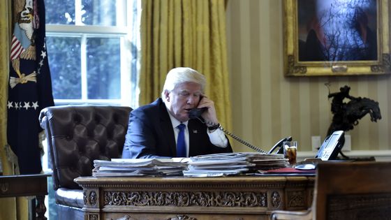 Donald Trump au téléphone ©AFP - MANDEL NGAN / AFP