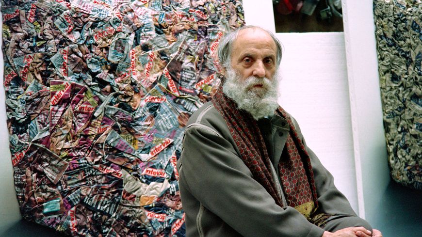 Le sculpteur César pose devant deux de ses compressions le 19 mars 1991 à Paris.
