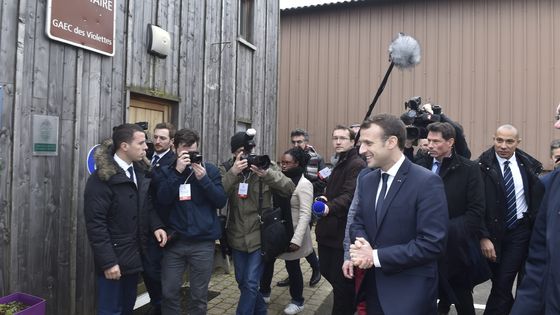 Emmanuel Macron en visite au Gaec des Violettes, une ferme fromagère située à Aurières dans le Puy-de-Dôme ©Maxppp - Richard BRUNEL PHOTOPQR/LA MONTAGNE