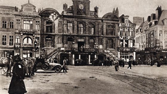 Vue de la place du marche a Lille dans le Nord, 1905 ©AFP - Leemage