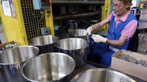 Une ouvrière installe les poignées sur des Cocottes minutes SEB, 26 avril 2013 dans l'usine SEB de Selongey dans l'est de la France. ©AFP - PHILIPPE DESMAZES