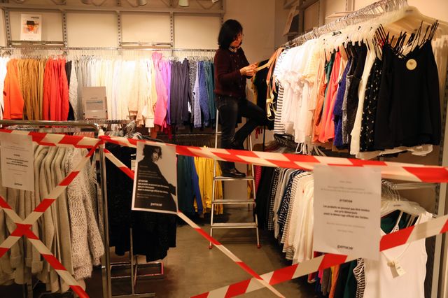 La fin des soldes entraîne encore plus de gaspillage vestimentaire