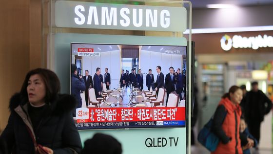 Dans la gare de Séoul, un moniteur fabriqué en Corée du Sud retransmet les images de la rencontre entre les délégations du Nord et du Sud, qui se tient dans le village "neutre" de Panmunjom ©AFP - ATSUSHI TAKETAZU / YOMIURI / THE YOMIURI SHIMBUN