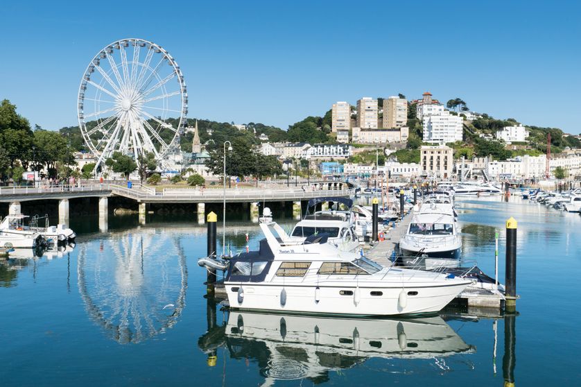 La ville de Torquay en Angleterre est le siège social de nombreuses PME françaises, ce qui leur permet d'éviter de payer les charges sociales.