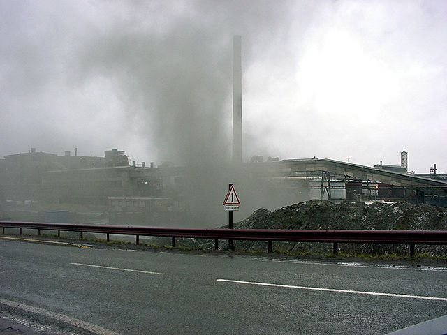 Usine Métaleurop-Nord, peu avant sa fermeture, envol tourbillonnaire de poussières de plomb - 2002