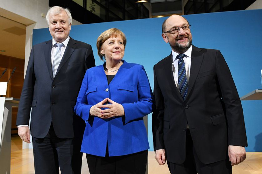 La chancelière conservatrice (CDU), son allié bavarois Horst Seehofer (CSU, à gauche) et le président du parti social-démocrate (SPD) Martin Schulz