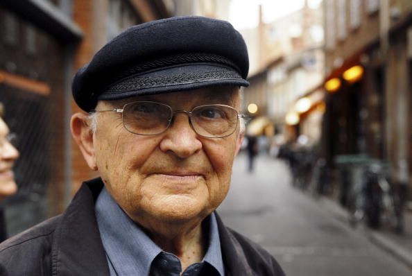 Aharon Appelfeld en juin 2006 dans les rues de Toulouse