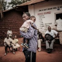 Le père de Thsibulane inquiet est venu au centre de santé ACF de Tshikapa. Son fils pèse 6,4 kilos au lieu de 8,6 pour un enfant de son âge.