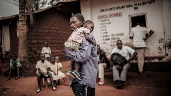 Le père de Thsibulane inquiet est venu au centre de santé ACF de Tshikapa. Son fils pèse 6,4 kilos au lieu de 8,6 pour un enfant de son âge. - Guillaume Binet / Agence Myop