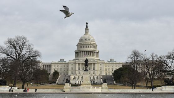 Réunis au Capitole à Washington, les sénateurs démocrates et républicains ont finalement trouvé un compromis budgétaire pour mettre fin au "shutdown" ©AFP - MANDEL NGAN