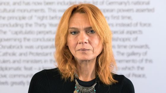Aslı Erdoğan écrivaine et militante des droits de l'homme lors de la remise du prix de la paix Erich-Maria-Remarque à Osnabrueck, au nord-ouest de l'Allemagne, le 22 septembre 2017. ©AFP - Mohssen Assanimoghaddam/dpa