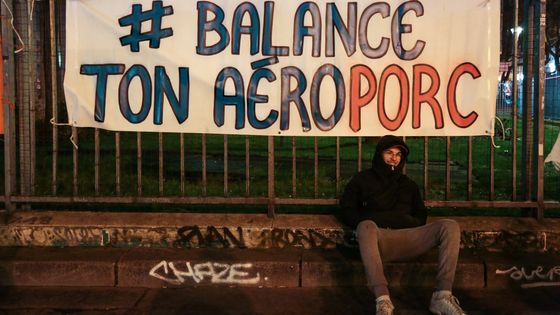 Les opposants à l'aéroport de Notre-Dame-des-Landes célèbrent leur victoire dans le quartier de Belleville, à Paris, le 17 janvier 2018. ©AFP - Zakaria Abdelkafi