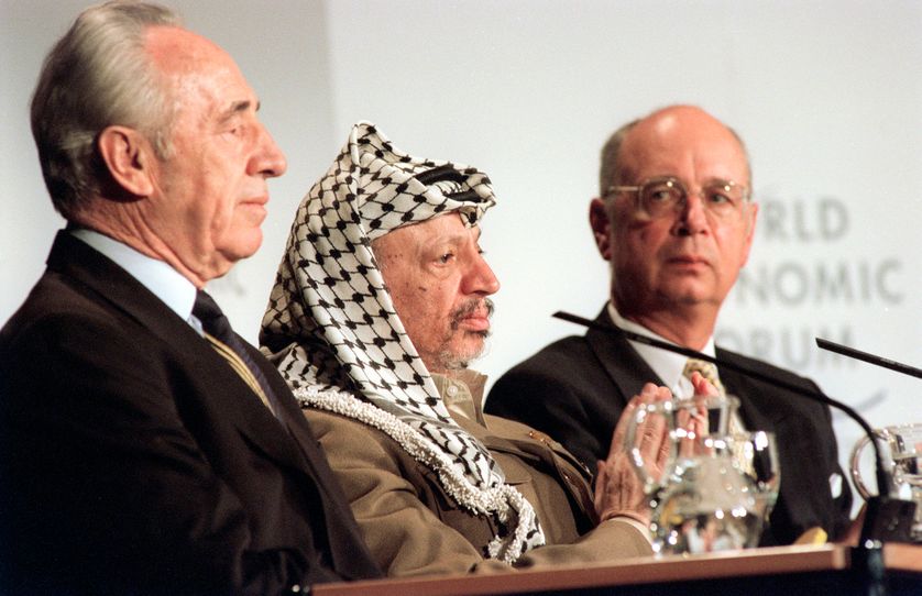 En 1994, à Davos, Shimon Peres, Yasser Arafat et Klaus Schwab.