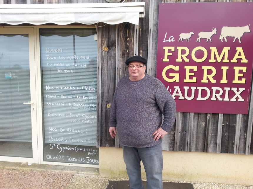 Stéphane Bounichou devant sa fromagerie