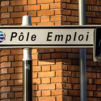 A Lille, un panneau indique la direction de Pôle Emploi