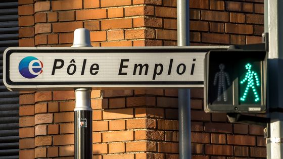 A Lille, un panneau indique la direction de Pôle Emploi ©AFP - PHILIPPE HUGUEN