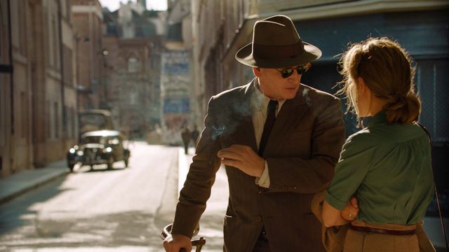 Marguerite Duras (Mélanie Thierry) face à un agent français de la Gestapo, Pierre Rabier (Benoît Magimel) dans "La Douleur" d'Emmanuel Finkiel