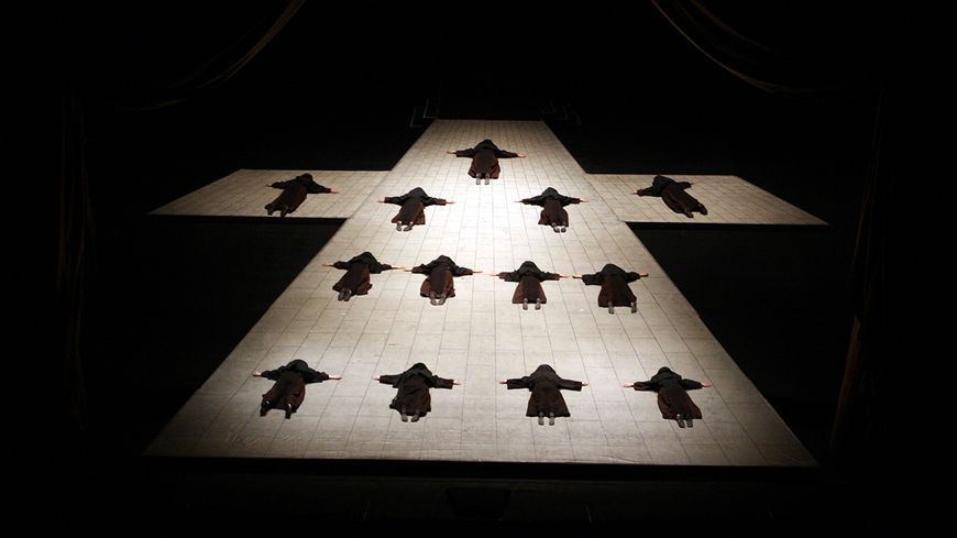 Scène d’ouverture du “Dialogue des Carmélites”, le 1er mai 2013, au Metropolitan Opera de New York.