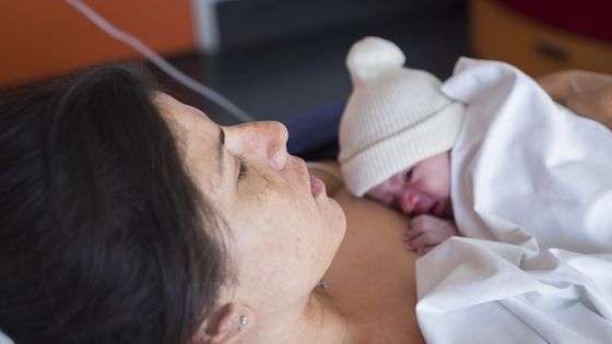 reportage avec maureen durant sa deuxième grossesse. Contact entre la mère et son enfant juste après la naissance (Clinique Santa Maria de Nice) ©AFP - A. NOOR/BSIP