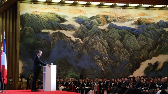 Premier discours en Asie pour Emmanuel Macron, devant un millier de personnes à Xian (Chine), le 8 janvier 2017 ©AFP - LUDOVIC MARIN