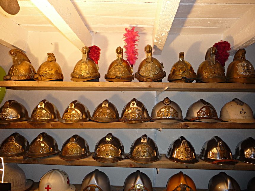 Parmi les milliers d'objets, 500 casques venus de toute la planète