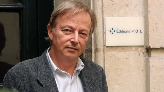 Paul Otchakovsky-Laurens devant l'entrée de l'entreprise de sa maison d'édition à Paris en 2001 ©AFP - ERIC FEFERBERG