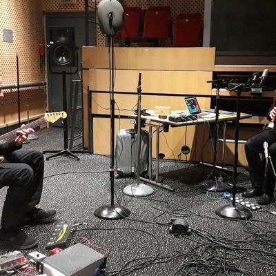 Serge Teyssot-Gay et Carol Robinson en enregistrement pour le Art's Birthday au studio 109