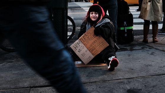 Jeune femme sans-abri dans les rues de New York. Le nombre de sans-abris a augmenté de 4% en 2017 pour atteindre une population d'environ 553 000 personnes à New York. ©AFP - Spencer Platt