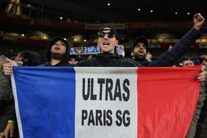 Les fans du PSG lors du match de Champions League entre Arsenal et Paris Saint Germain au Emirates Stadium le 23 novembre 2016 à Londres, Les fans du PSG lors du match de Champions League entre Arsenal et Paris Saint Germain au Emirates Stadium le 23 novembre 2016 à Londres,
