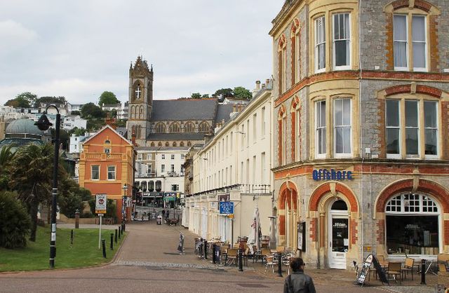 Palk Street à Torquay. Des centaines de sociétés françaises ont élu domicile non loin d’un café appelé « Offshore »
