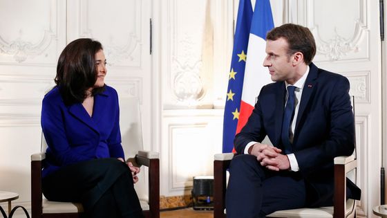 Sommet "Choose France" au château de Versailles : Sheryl Sandberg, directrice des opérations de Facebook, s'entretient avec le président Emmanuel Macron (22/01/18) ©AFP - Thibault Camus