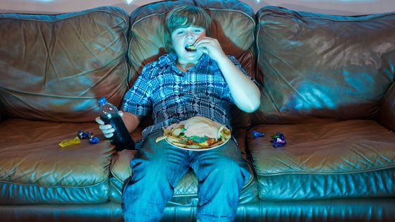 Enfant mangeant devant son écran ©Getty - Fertnig