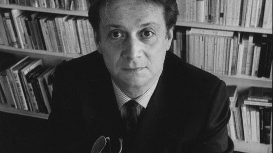 Daniel Defert chez lui, Paris, 1988. - © Jane Evelyn Atwood