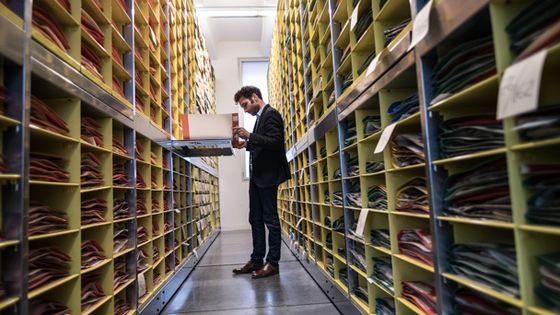 Marc Jeanson dans les rayons de l'herbier du Musée d'Histoire naturelle ©Radio France - Laëtitia Druart