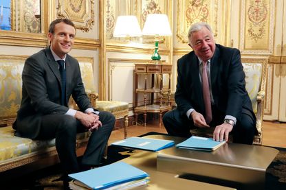 Le président français Emmanuel Macron avec le président du Sénat français, Gérard Larcher, à l'Elysée à Paris, le 20 novembre 2017. Le président français Emmanuel Macron avec le président du Sénat français, Gérard Larcher, à l'Elysée à Paris, le 20 novembre 2017.