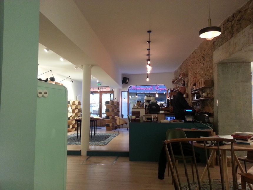 Le bar vu du fond de la boutique