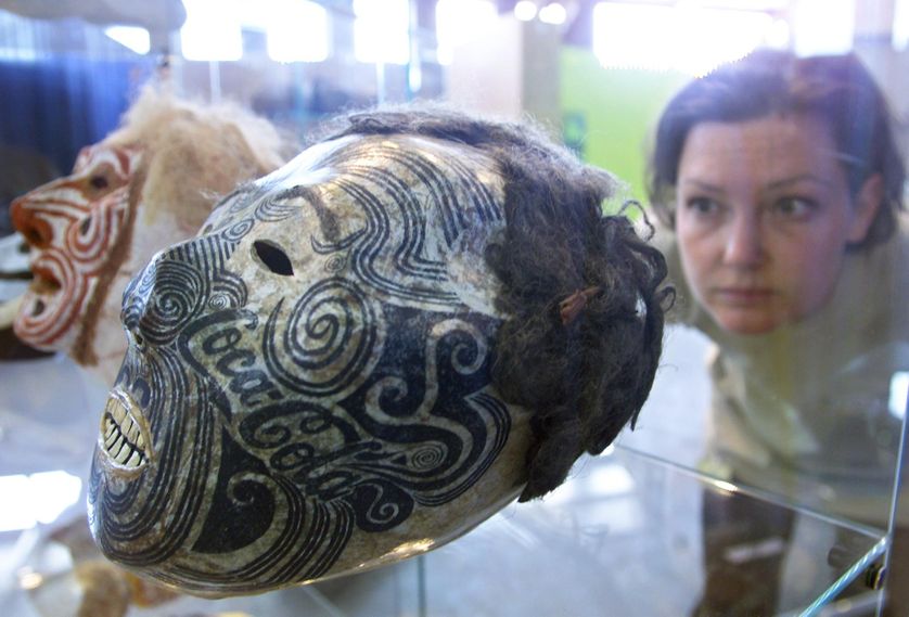 le 30 juiTête tatouée et momifiée Maori exposée halle Tony Garnier à Lyon lors de la 5e Biennale d'art contemporain en juin 2000