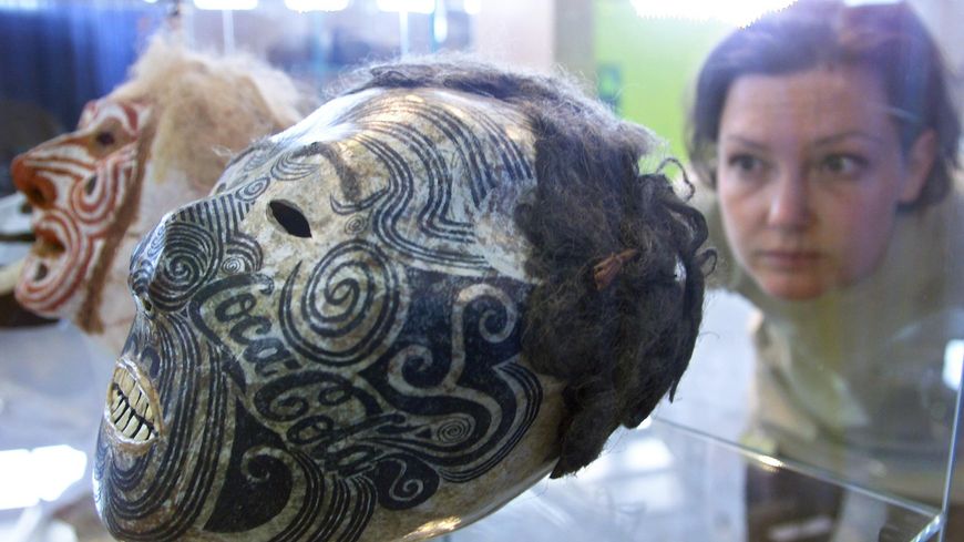 le 30 juiTête tatouée et momifiée Maori exposée halle Tony Garnier à Lyon lors de la 5e Biennale d'art contemporain en juin 2000
