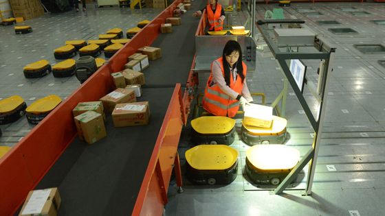 Robots à chargement automatique dans l'entrepôt d'une entreprise de livraison à Zhengzhou, Chine, 08/11/2017 ©AFP - Zhang tao / Imaginechina