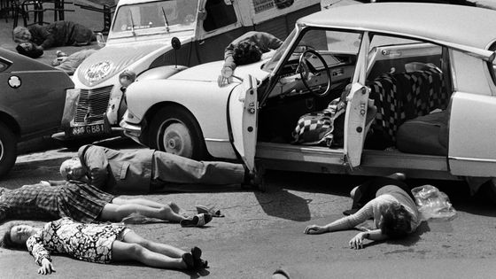 Mazamet 1973, les habitants manifestent pour prévenir des dangers de la route. En 1972, on comptait 16 545 morts par accidents routiers, ce qui équivalait à la population de Mazamet à l'époque. ©AFP - STAFF / AFP