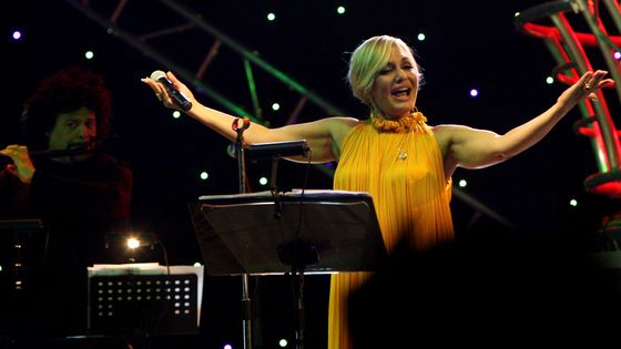 La chanteuse iranienne Googoosh, dont le vrai nom est Faegheh Atashin, pendant un concert le 12 septembre 2010. ©AFP - SAFIN HAMED