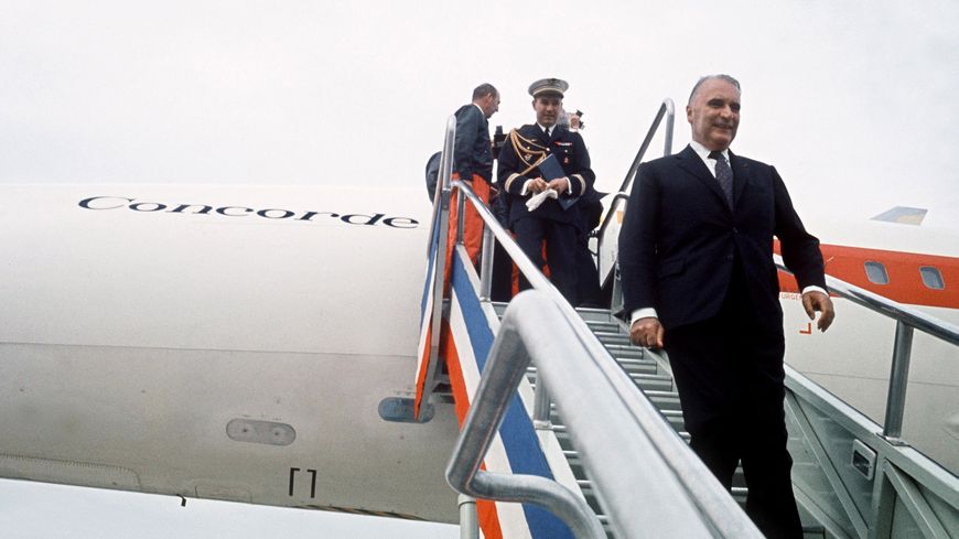 Le président Georges Pompidou descend la passerelle du Concorde après son arrivée à Toulouse, en mai 1971