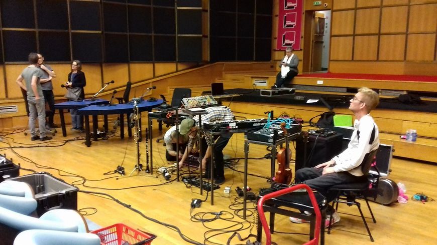 Chapelier Fou s'installe Studio 106 (Variation)