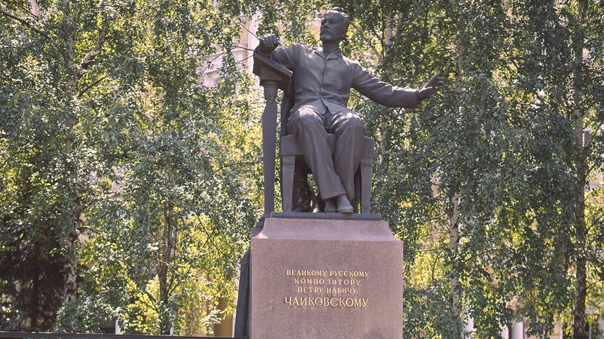 Tchaïkovksi est l'un des premiers professeurs du conservatoire de Moscou (qui se baptise en son nom en 1940). Ici la statue du compositeur devant l'établissement.