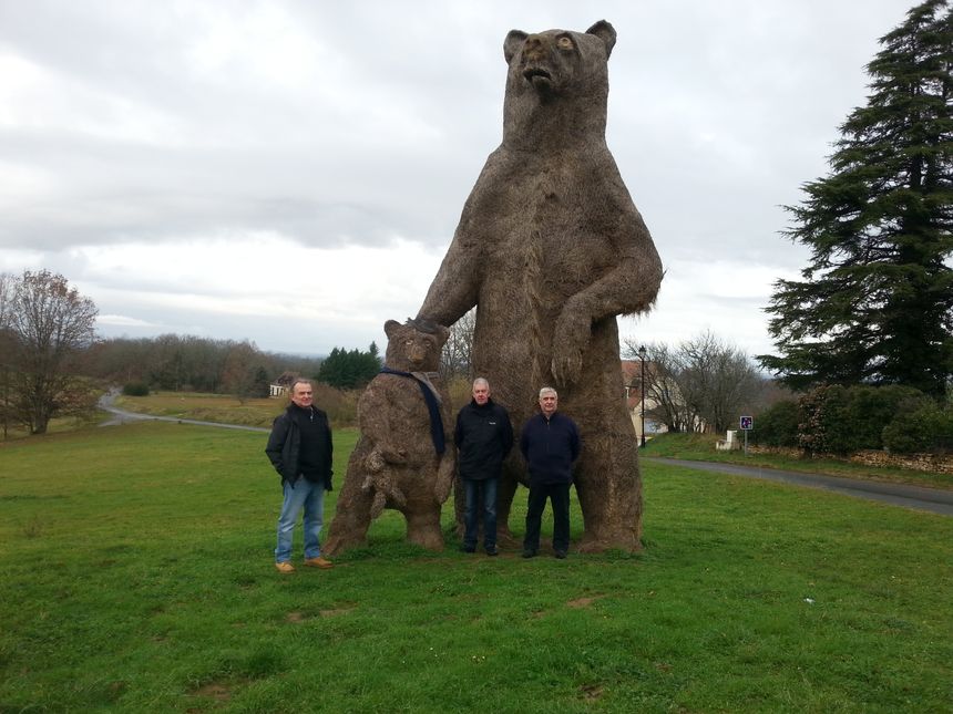 Des ours géants en paille